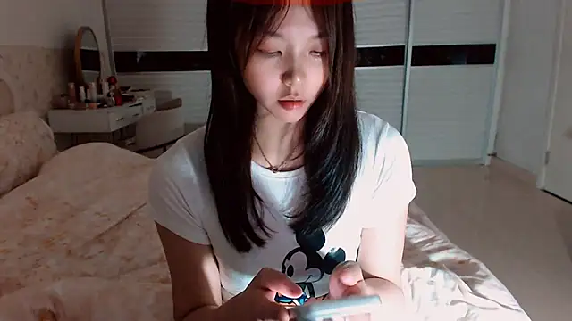Snapshot of -Lucky_Girl chatting on May 6, 2026, 1:15 pm -Lucky Girl online show from May 6, 2026, 1:15 pm