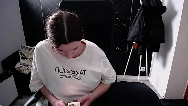 Snapshot of littleviki7 chatting on November 24, 2025, 11:21 am littleviki7 online show from November 24, 2025, 11:21 am