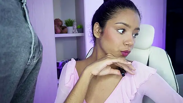 Snapshot of forever__young chatting on November 17, 2025, 6:50 am forever young online show from November 17, 2025, 6:50 am