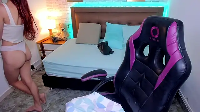 julieth love  online show from October 6, 2025, 1:01 pm