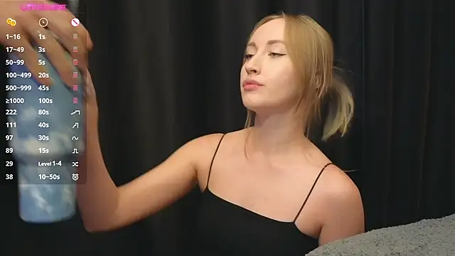 Snapshot of luxmuur chatting on October 18, 2025, 3:03 pm luxmuur online show from October 18, 2025, 3:03 pm