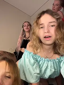RollingGirls online show from August 3, 2026, 1:06 pm