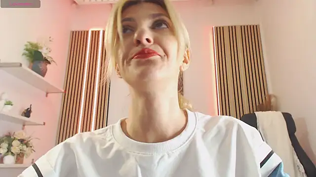 Snapshot of RileyLanna chatting on November 10, 2025, 4:39 am RileyLanna online show from November 10, 2025, 4:39 am