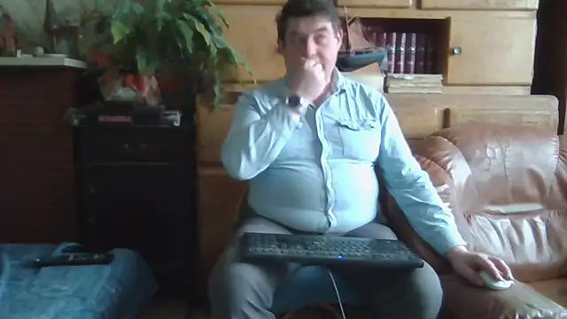 Snapshot of sympatrique chatting on February 12, 2025, 12:22 pm sympatrique online show from February 12, 2025, 12:22 pm