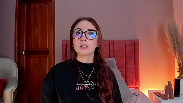 Snapshot of Emilywatsonn chatting on November 15, 2025, 12:25 am Emilywatsonn online show from November 15, 2025, 12:25 am