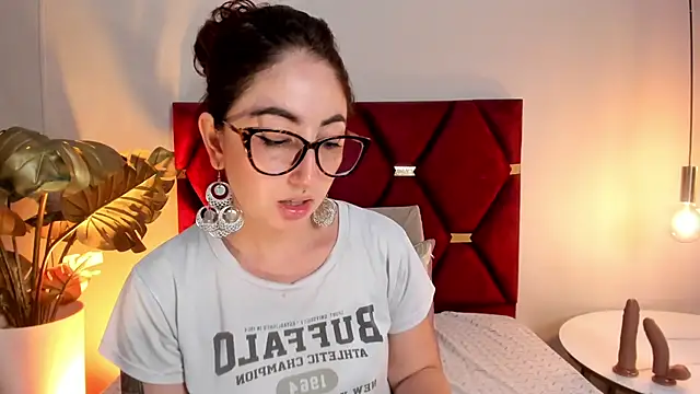 Snapshot of Emilywatsonn chatting on November 22, 2025, 12:43 am Emilywatsonn online show from November 22, 2025, 12:43 am