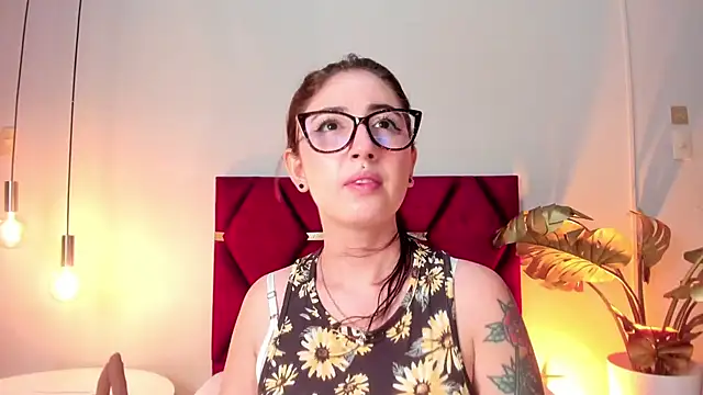 Snapshot of Emilywatsonn chatting on November 25, 2025, 12:33 am Emilywatsonn online show from November 25, 2025, 12:33 am