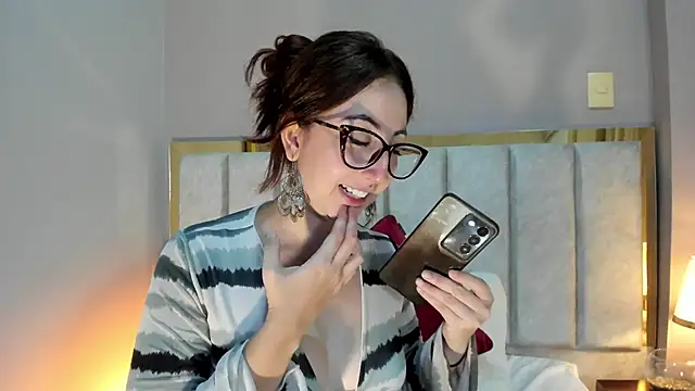 Snapshot of Emilywatsonn chatting on November 21, 2025, 12:20 am Emilywatsonn online show from November 21, 2025, 12:20 am