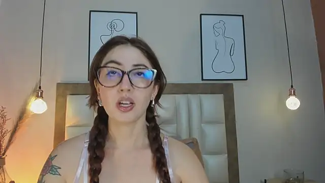 Snapshot of Emilywatsonn chatting on November 20, 2025, 12:33 am Emilywatsonn online show from November 20, 2025, 12:33 am