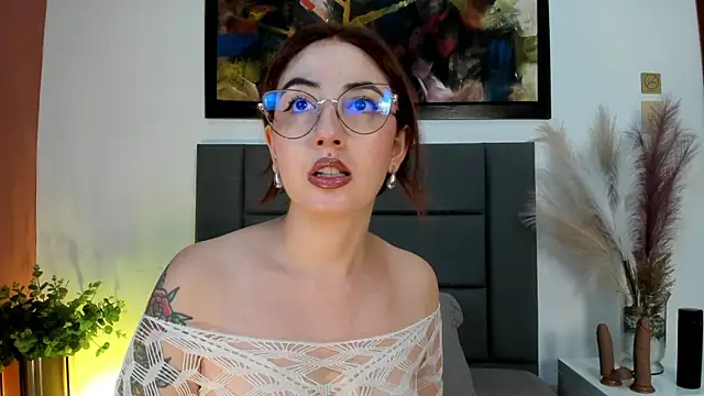 Snapshot of Emilywatsonn chatting on October 23, 2025, 12:42 am Emilywatsonn online show from October 23, 2025, 12:42 am