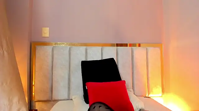 Snapshot of Emilywatsonn chatting on November 29, 2025, 12:33 am Emilywatsonn online show from November 29, 2025, 12:33 am