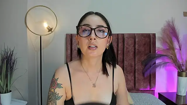 Snapshot of Emilywatsonn chatting on June 13, 2026, 12:30 am Emilywatsonn online show from June 13, 2026, 12:30 am