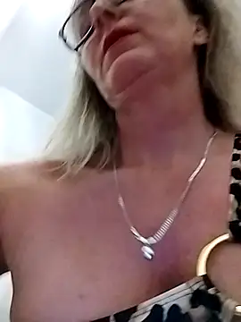 Snapshot of Tinuus chatting on September 29, 2025, 6:46 pm Tinuus online show from September 29, 2025, 6:46 pm