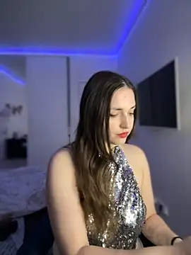 HoneySweetBee online show from December 2, 2025, 11:39 pm