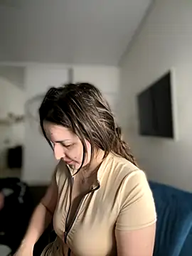 HoneySweetBee online show from November 28, 2025, 11:16 pm