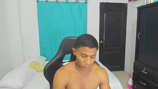 Snapshot of corzoethan chatting on October 13, 2025, 11:38 pm corzoethan online show from October 13, 2025, 11:38 pm