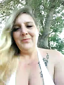 BecciDeluxe online show from November 2, 2025, 1:05 pm