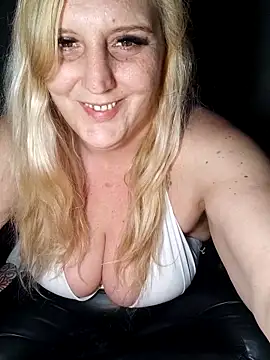 BecciDeluxe online show from February 7, 2026, 11:24 pm