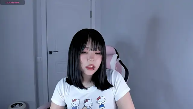 Snapshot of hee_young11 chatting on December 5, 2025, 9:23 pm hee young11 online show from December 5, 2025, 9:23 pm