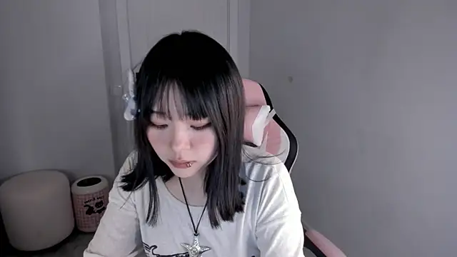 Snapshot of hee_young11 chatting on November 26, 2025, 8:20 pm hee young11 online show from November 26, 2025, 8:20 pm