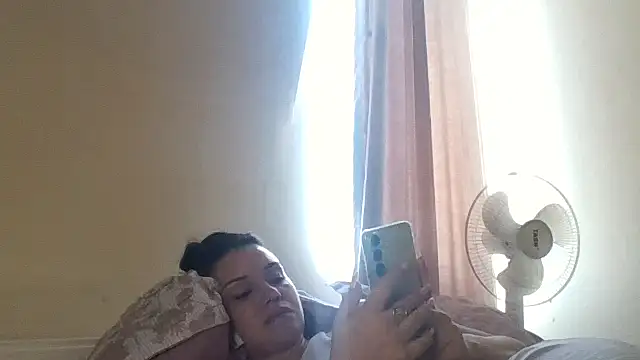 Snapshot of Linusya chatting on October 8, 2025, 11:34 am Linusya online show from October 8, 2025, 11:34 am