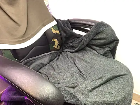 layneinchains online show from October 13, 2025, 7:54 am