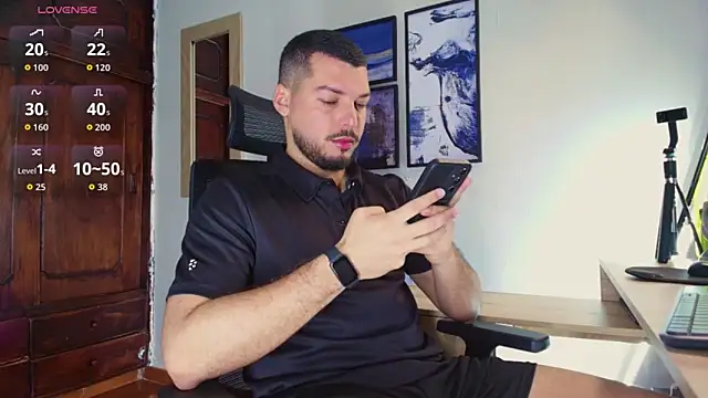 Snapshot of HenryBenso chatting on October 30, 2025, 5:54 pm HenryBenso online show from October 30, 2025, 5:54 pm