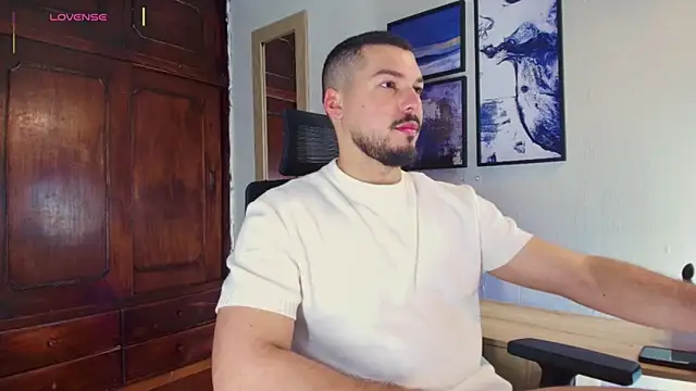 Snapshot of HenryBenso chatting on November 15, 2025, 9:57 am HenryBenso online show from November 15, 2025, 9:57 am