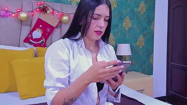 Snapshot of SuzanSmithh chatting on December 15, 2025, 11:05 am SuzanSmithh online show from December 15, 2025, 11:05 am