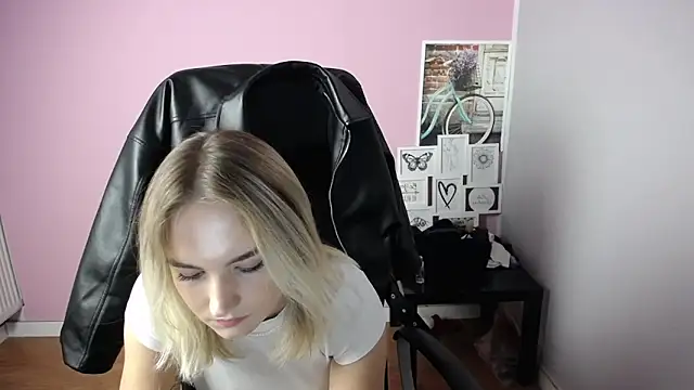 Snapshot of viktoria_lovely chatting on October 10, 2025, 10:38 am viktoria lovely online show from October 10, 2025, 10:38 am