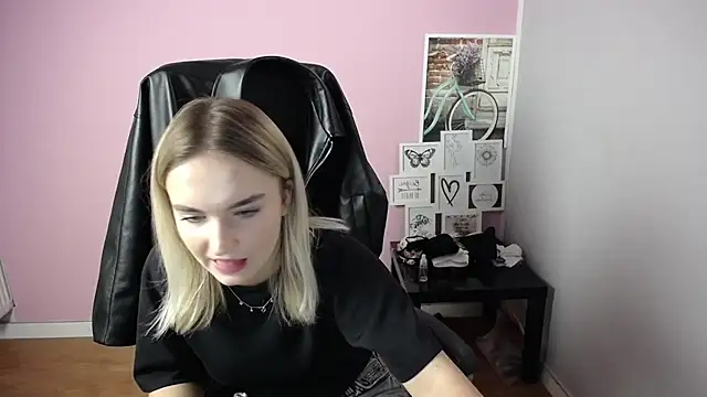 Snapshot of viktoria_lovely chatting on October 22, 2025, 9:31 am viktoria lovely online show from October 22, 2025, 9:31 am