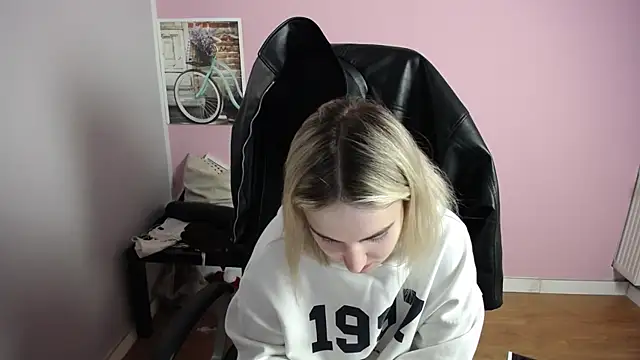 Snapshot of viktoria_lovely chatting on May 8, 2026, 6:06 am viktoria lovely online show from May 8, 2026, 6:06 am