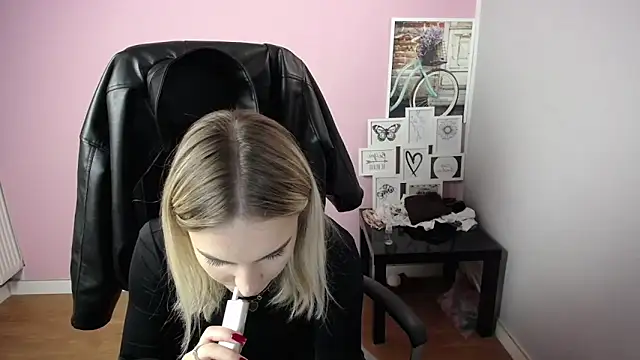 Snapshot of viktoria_lovely chatting on October 17, 2025, 9:56 am viktoria lovely online show from October 17, 2025, 9:56 am