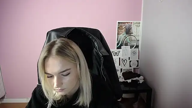 Snapshot of viktoria_lovely chatting on October 15, 2025, 8:55 am viktoria lovely online show from October 15, 2025, 8:55 am