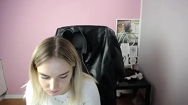 Snapshot of viktoria_lovely chatting on October 21, 2025, 8:58 am viktoria lovely online show from October 21, 2025, 8:58 am