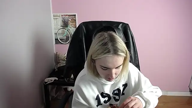 Snapshot of viktoria_lovely chatting on March 27, 2026, 8:11 am viktoria lovely online show from March 27, 2026, 8:11 am
