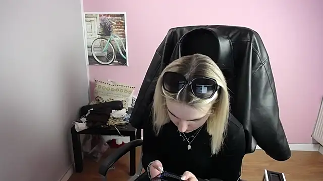 Snapshot of viktoria_lovely chatting on April 29, 2026, 11:03 am viktoria lovely online show from April 29, 2026, 11:03 am