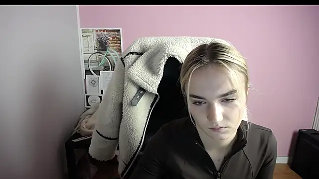 Snapshot of viktoria_lovely chatting on December 2, 2025, 9:22 am viktoria lovely online show from December 2, 2025, 9:22 am