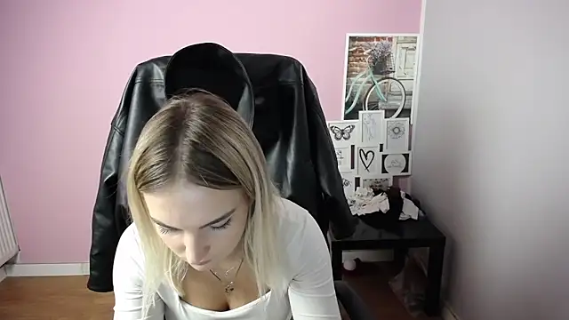 Snapshot of viktoria_lovely chatting on October 13, 2025, 11:23 am viktoria lovely online show from October 13, 2025, 11:23 am