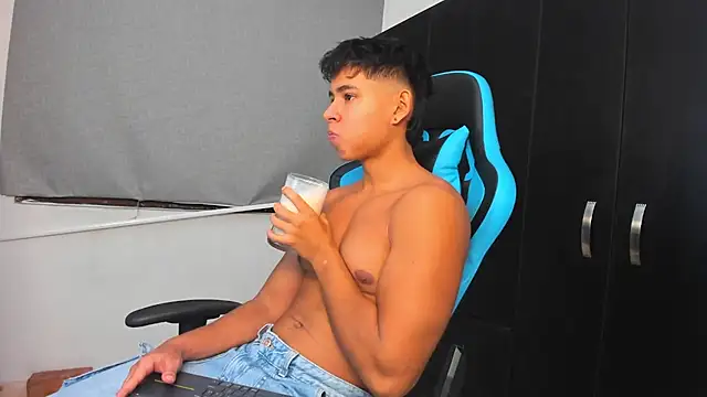 Snapshot of Bray_Kevin chatting on October 22, 2025, 12:43 am Bray Kevin online show from October 22, 2025, 12:43 am