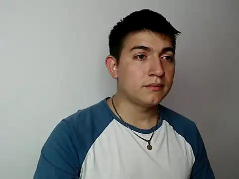 Snapshot of Andres02Smile chatting on May 11, 2026, 9:23 pm Andres02Smile online show from May 11, 2026, 9:23 pm