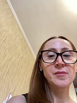 Snapshot of LauraDavis chatting on April 17, 2026, 9:34 am LauraDavis online show from April 17, 2026, 9:34 am