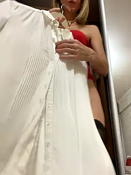 Snapshot of LauraDavis chatting on December 3, 2025, 7:35 pm LauraDavis online show from December 3, 2025, 7:35 pm