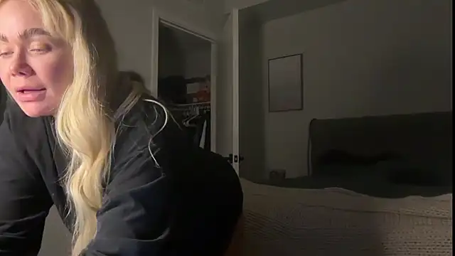 Snapshot of ElenaErickson chatting on November 12, 2025, 4:38 am ElenaErickson online show from November 12, 2025, 4:38 am