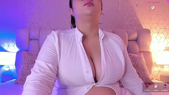 Snapshot of Emilyboobss chatting on March 11, 2025, 8:30 am Emilyboobss online show from March 11, 2025, 8:30 am