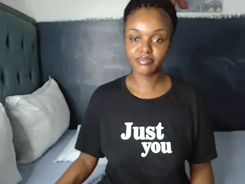 Snapshot of FaeMDom2 chatting on October 12, 2025, 9:38 pm FaeMDom2 online show from October 12, 2025, 9:38 pm