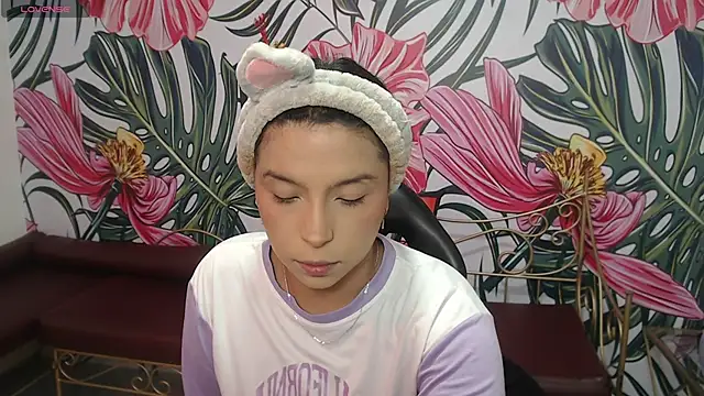 Snapshot of Small_naughty_ chatting on May 8, 2026, 1:04 pm Small naughty online show from May 8, 2026, 1:04 pm