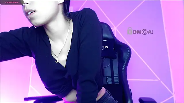 lilylouisee online show from November 14, 2025, 7:06 pm