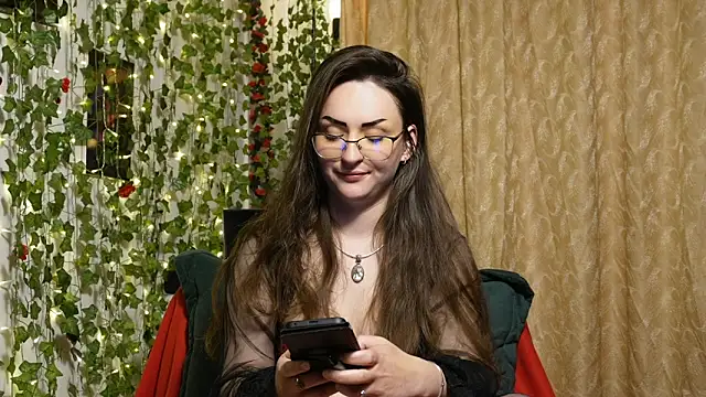 NaughtYHomemadE online show from May 1, 2026, 4:12 pm