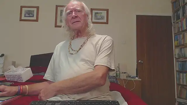 Snapshot of WaverlyKernow chatting on December 19, 2025, 2:08 pm WaverlyKernow online show from December 19, 2025, 2:08 pm